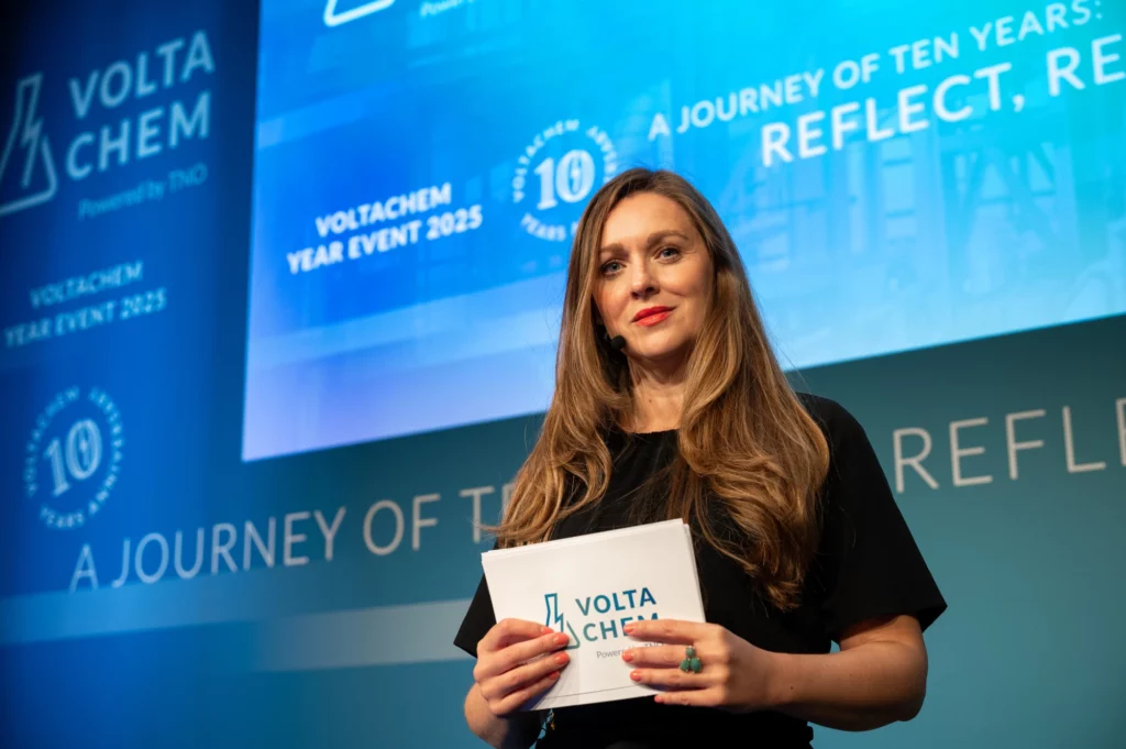 Dr. Amy-Jane Gielen als dagvoorzitter in het Engels op een event voor overheid, wetenschap en bedrijfsleven, waar zij het programma leidt en het publiek verbindt.