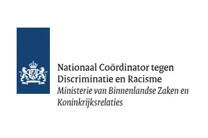 ): Logo van de Nationaal Coördinator tegen Discriminatie en Racisme – Amy-Jane Gielen als dagvoorzitter en moderator tijdens het landelijke congres op 20 juni in Nieuwegein, met panelgesprek over intersectioneel diversiteitsquotum en inzet van haar LinkedIn-platform voor promotie en bewustwording.